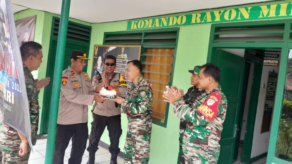 Polsek Pandeglang Silaturahmi dan Ucapkan Selamat HUT TNI ke-78 kepada Danramil Pandeglang 7 WhatsApp Image 2023 10 06 at 10.26.24