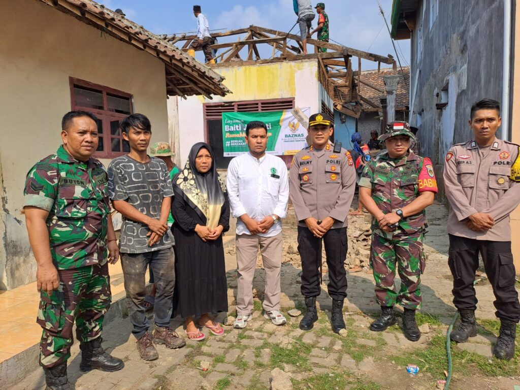 Kapolres Pandeglang Resmikan Bedah Rumah untuk Warga Kurang Mampu 10 WhatsApp Image 2023 10 07 at 09.26.37