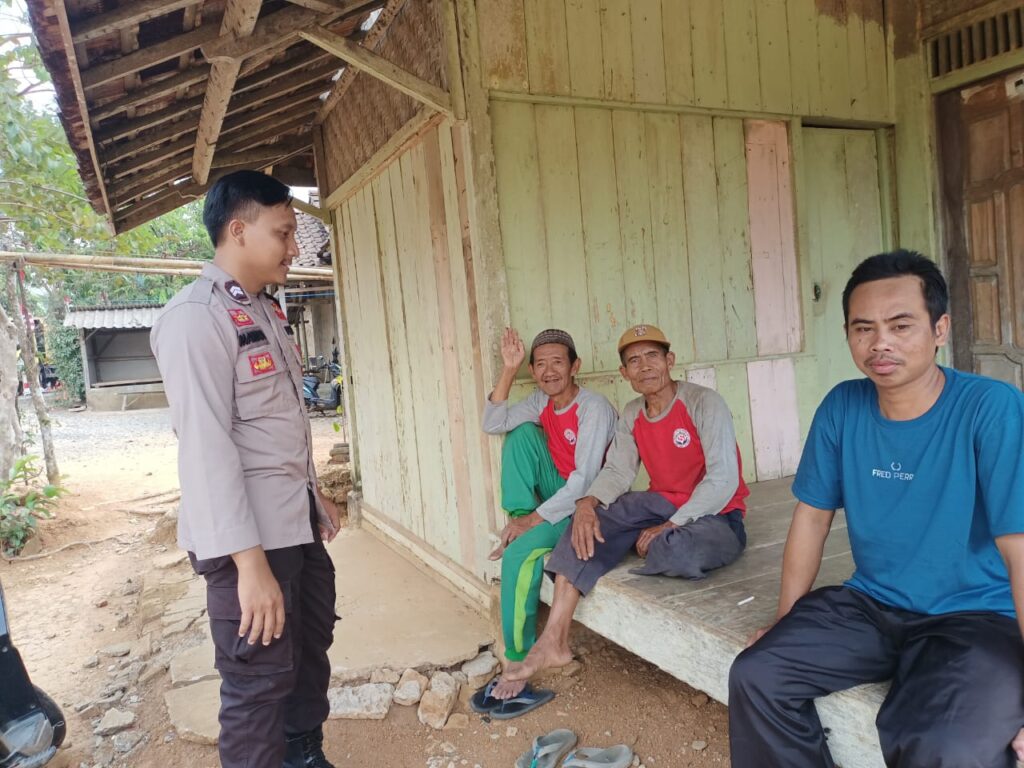 Polsek Cibaliung Menjalin Keakraban dengan Warga Melalui Sambang Door to Door 6 WhatsApp Image 2023 10 07 at 19.33.05