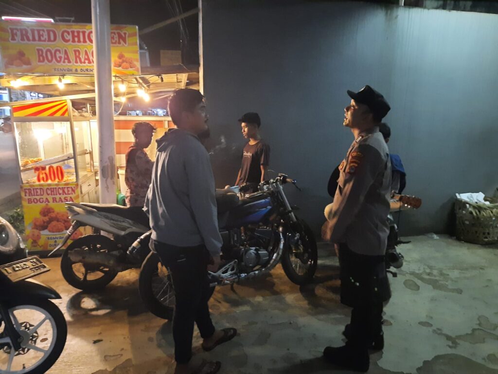 Polsek Bojong Gelar Patroli Malam untuk Mewujudkan Situasi Kamtibmas Aman 8 WhatsApp Image 2023 10 08 at 08.38.07