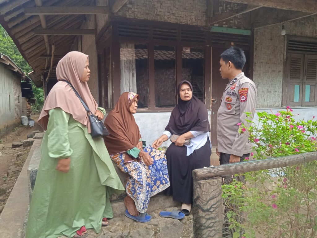 Bhabinkamtibmas Polsek Jiput Sambangi Ibu-Ibu Warga untuk Meningkatkan Kamtibmas 2 WhatsApp Image 2023 10 08 at 15.25.02