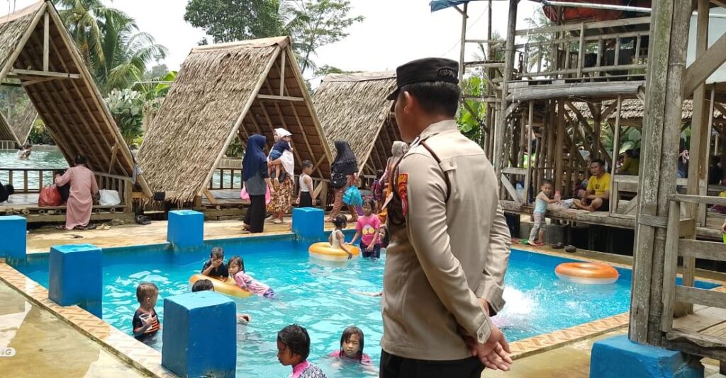 Polsek Cikedal Lakukan Patroli Wisata untuk Memberikan Rasa Aman kepada Pengunjung 5 WhatsApp Image 2023 10 09 at 12.52.02