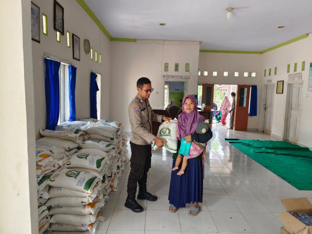 Bhabinkamtibmas Polsek Banjar, Mendukung Penyaluran Program Bantuan Pangan Beras 6 WhatsApp Image 2023 10 12 at 19.14.35