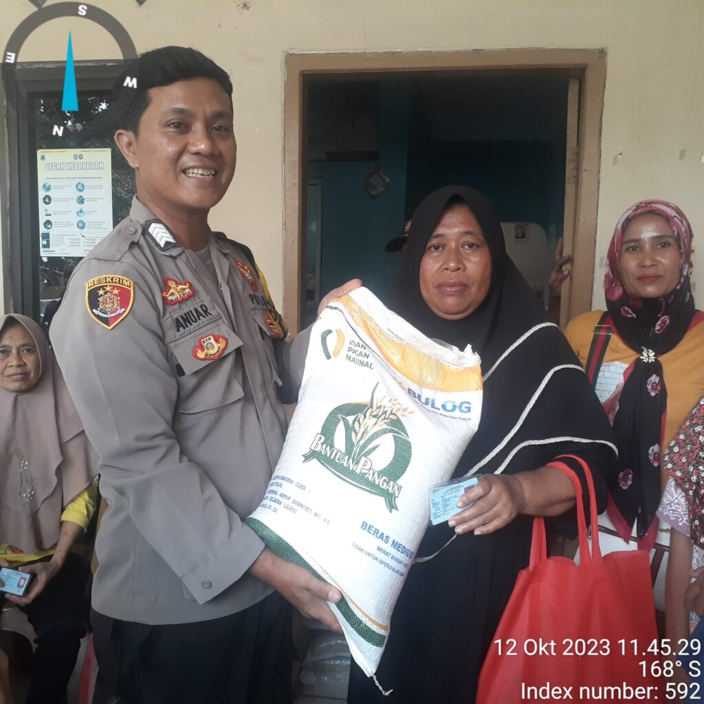 Bhabinkamtibmas Polsek Banjar, Memantau dan Mengamankan Penyaluran Program Bantuan Pangan Beras di Desa Sukamanah 7 WhatsApp Image 2023 10 12 at 19.16.40