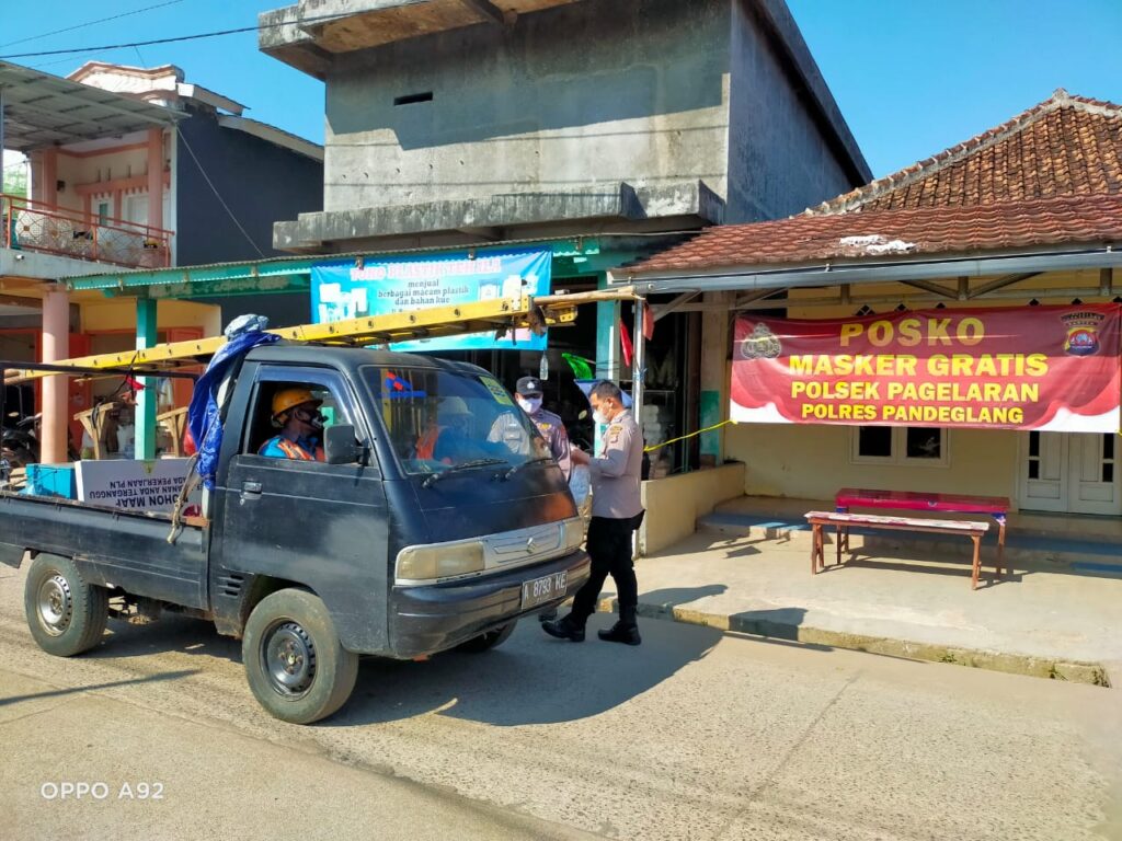 Polsek Pagelaran Terus Melaksanakan Pengaturan Arus Lalu Lintas Demi Arus Lalu Lintas yang Lancar dan Kondusif 8 WhatsApp Image 2023 10 12 at 19.23.53