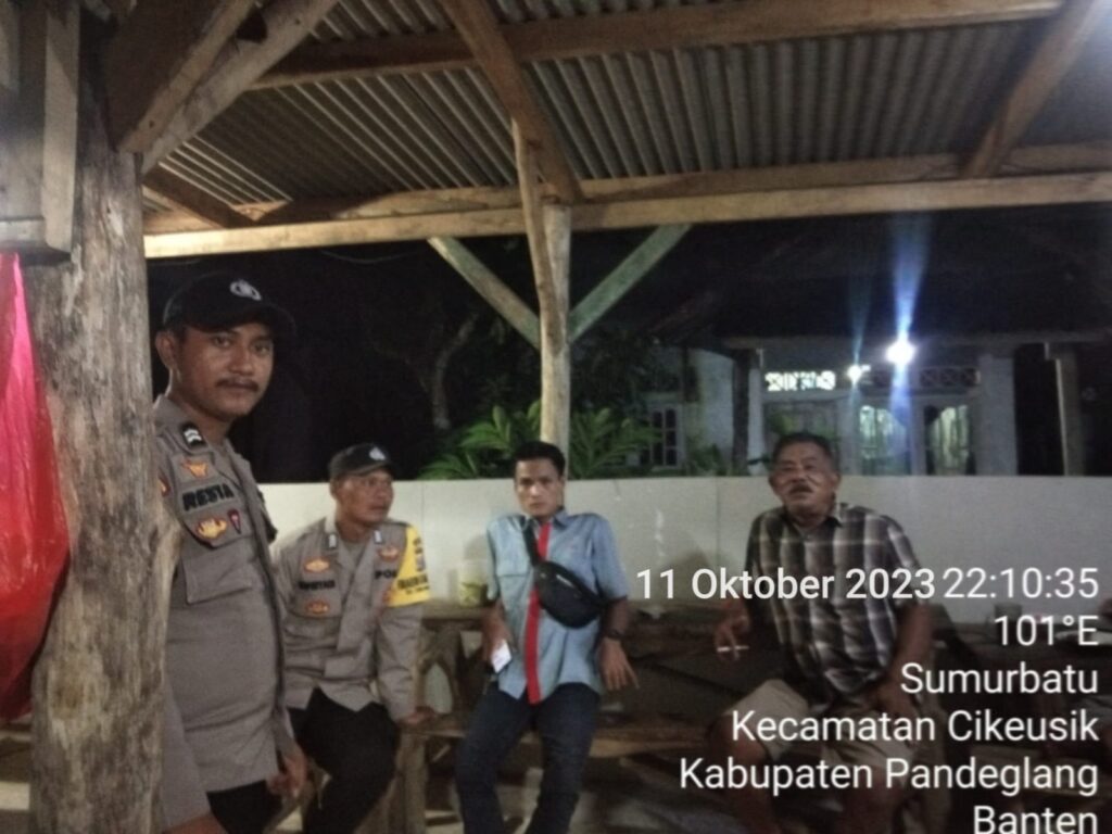 Polsek Cikeusik Gelar Patroli C3 untuk Ciptakan Lingkungan Aman dan Kondusif 9 WhatsApp Image 2023 10 12 at 19.31.32