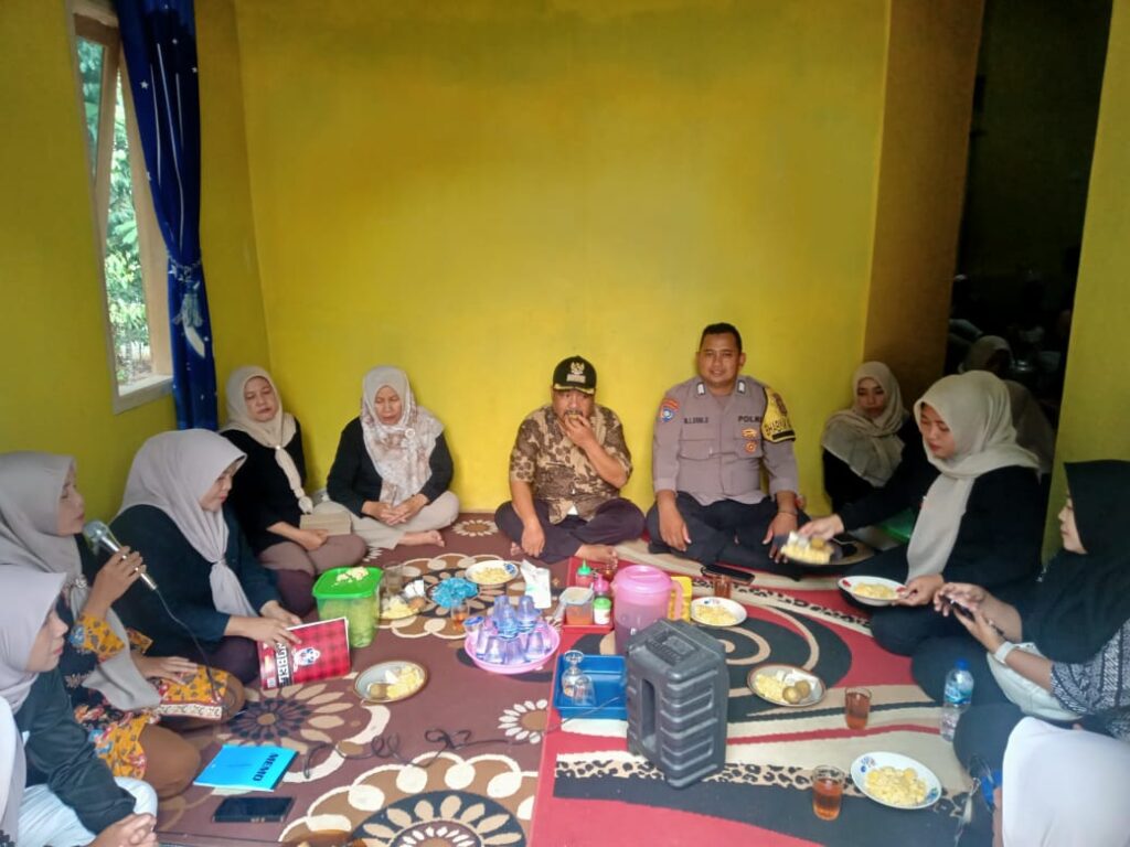Bhabinkamtibmas Polsek Pandeglang Hadiri Arisan Forum Kader untuk Meningkatkan Kamtibmas di Lingkungan 3 WhatsApp Image 2023 10 13 at 13.19.59