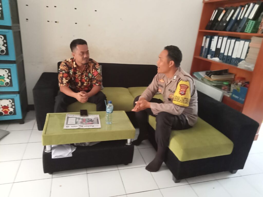 Bhabinkamtibmas Polsek Cikedal Sambangi SKH Al Karim untuk Meningkatkan Kerjasama dan Dukungan Terhadap Sekolah 4 WhatsApp Image 2023 10 13 at 14.07.05