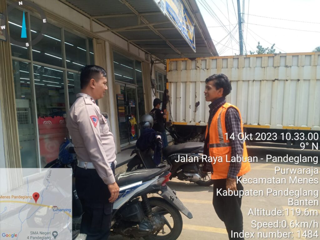 Polsek Menes Himbau Petugas Parkir di Indomart Menjaga Keamanan 2 WhatsApp Image 2023 10 14 at 11.20.19