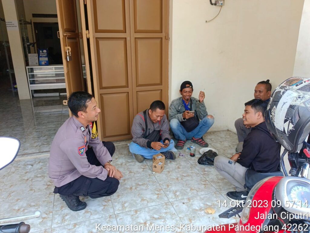 Bhabinkamtibmas Polsek Menes Bersama Warga Tingkatkan Keamanan dan Ketertiban di Wilayah 4 WhatsApp Image 2023 10 14 at 11.23.04