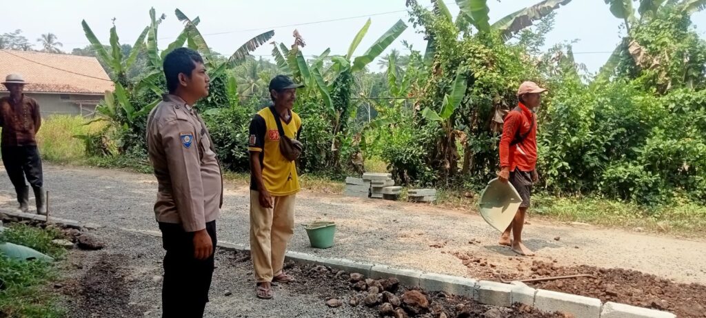 Bhabinkamtibmas Polsek Cikedal Meningkatkan Kewaspadaan dan Keamanan Lingkungan Masyarakat 1 WhatsApp Image 2023 10 14 at 12.36.15