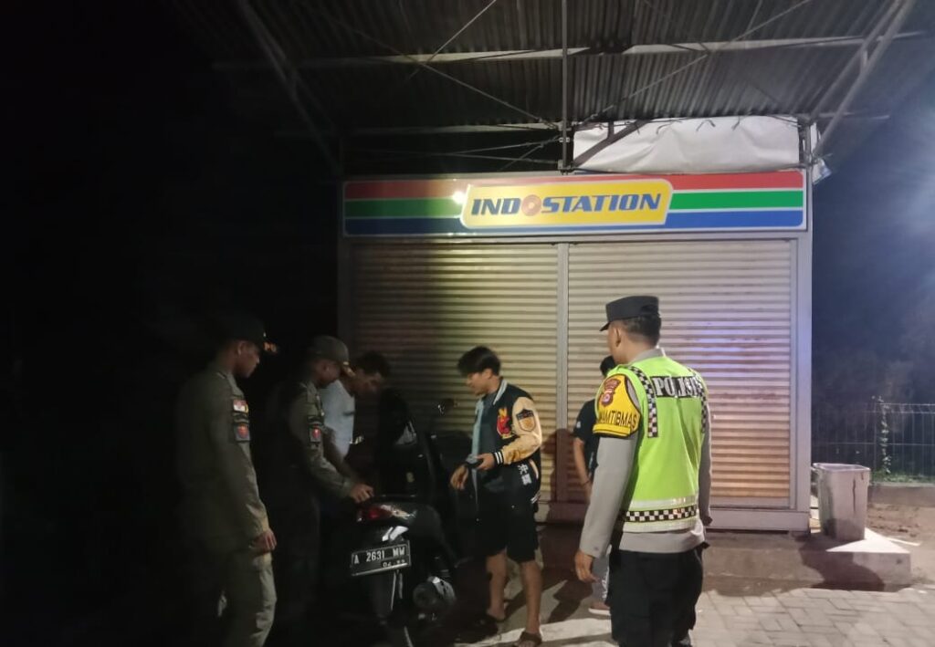 Polsek Cikedal Gelar Patroli Gabungan Malam Minggu Antisipasi Kriminalitas 10 WhatsApp Image 2023 10 15 at 09.44.05