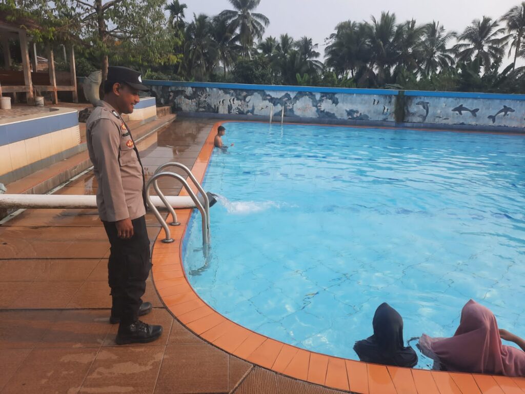 Polsek Pulosari Lakukan Pengamanan dan Monitoring di Obyek Wisata Kolam Renang 10 WhatsApp Image 2023 10 15 at 18.50.39