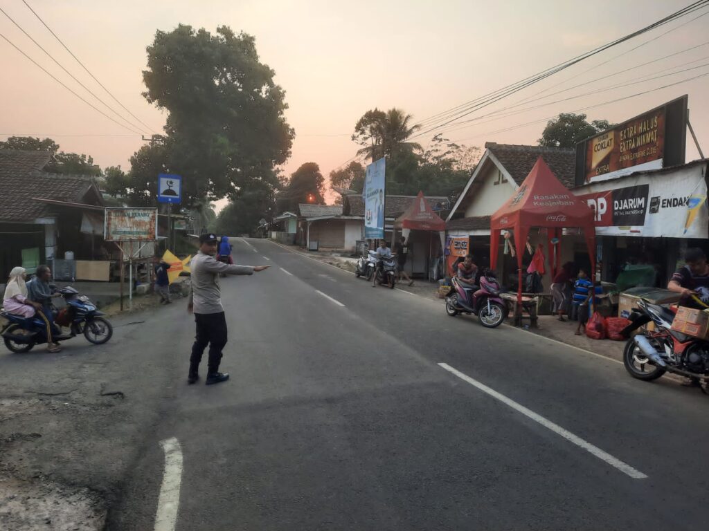 Polsek Pulosari Rutin Lakukan Pengaturan Lalu Lintas demi Keamanan dan Kelancaran Berlalu-lintas 9 WhatsApp Image 2023 10 15 at 18.55.27