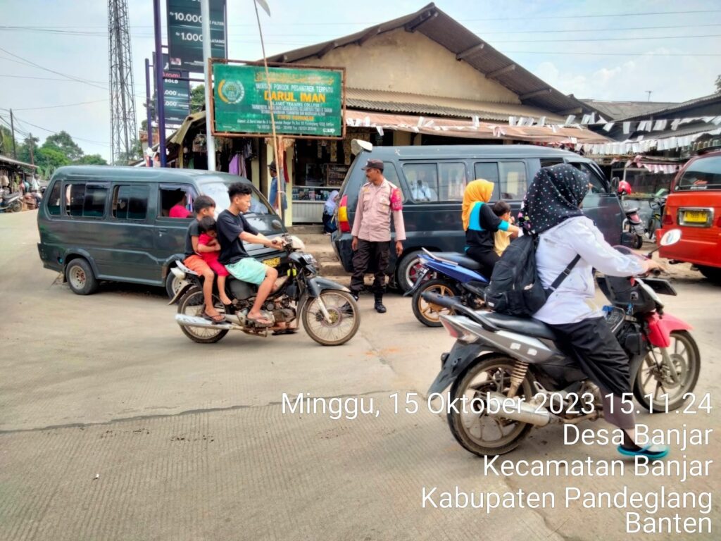 Polsek Banjar Gelar Kegiatan Strong Point Sore untuk Pengaturan Lalu Lintas 8 WhatsApp Image 2023 10 15 at 19.04.17