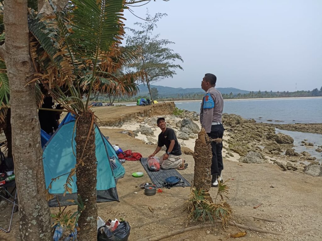 Polsek Cigeulis Gelar Patroli dan Himbauan Keselamatan di Pantai Bugel 8 WhatsApp Image 2023 10 16 at 11.05.32