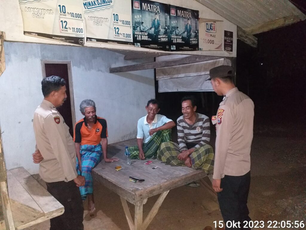 Polsek Cigeulis Gelar Patroli Malam dan Sambang Warga untuk Meningkatkan Kamtibmas yang Aman dan Kondusif 2 WhatsApp Image 2023 10 16 at 11.08.50