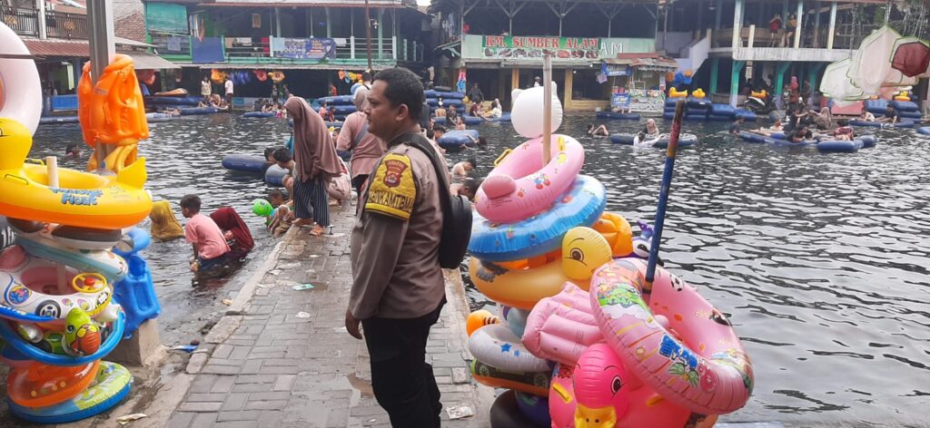 Polsek Cimanuk Gelar Pengamanan di Wisata Cikoromoy untuk Menjamin Keamanan Wisatawan 3 WhatsApp Image 2023 10 16 at 11.11.44