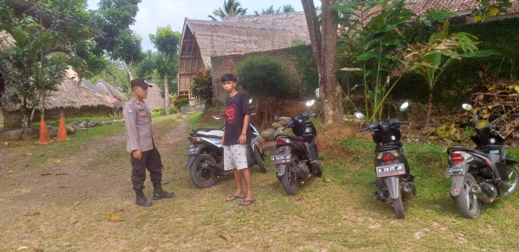 Polsek Cimanggu Gelar Pengamanan Tempat Wisata Kolam Renang Saung Kiray dan Waterpark Ujungkulon 5 WhatsApp Image 2023 10 16 at 11.16.54
