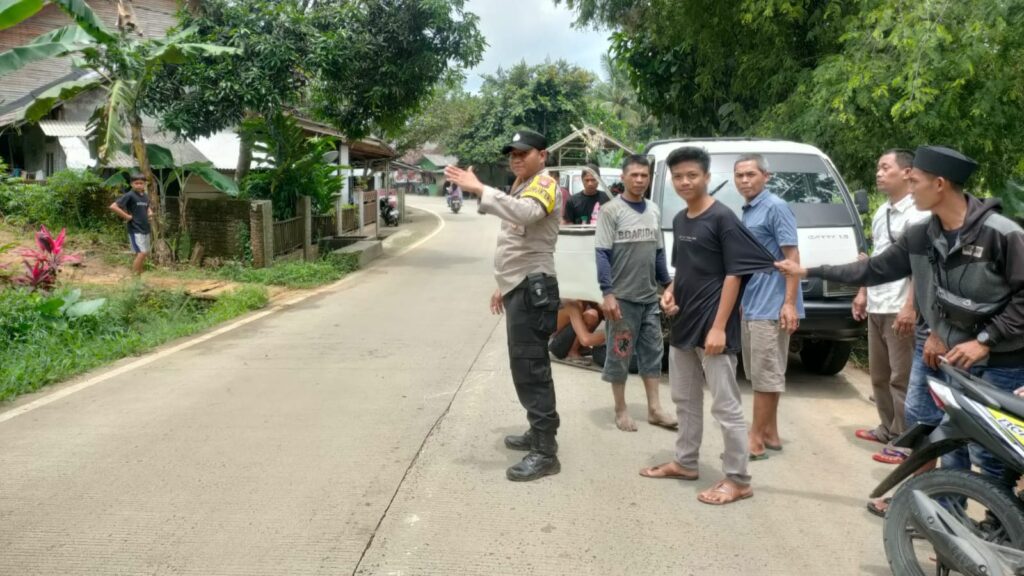 Polsek Munjul Gelar Pengaturan Lalu Lintas untuk Keamanan dan Kelancaran 6 WhatsApp Image 2023 10 16 at 11.20.12