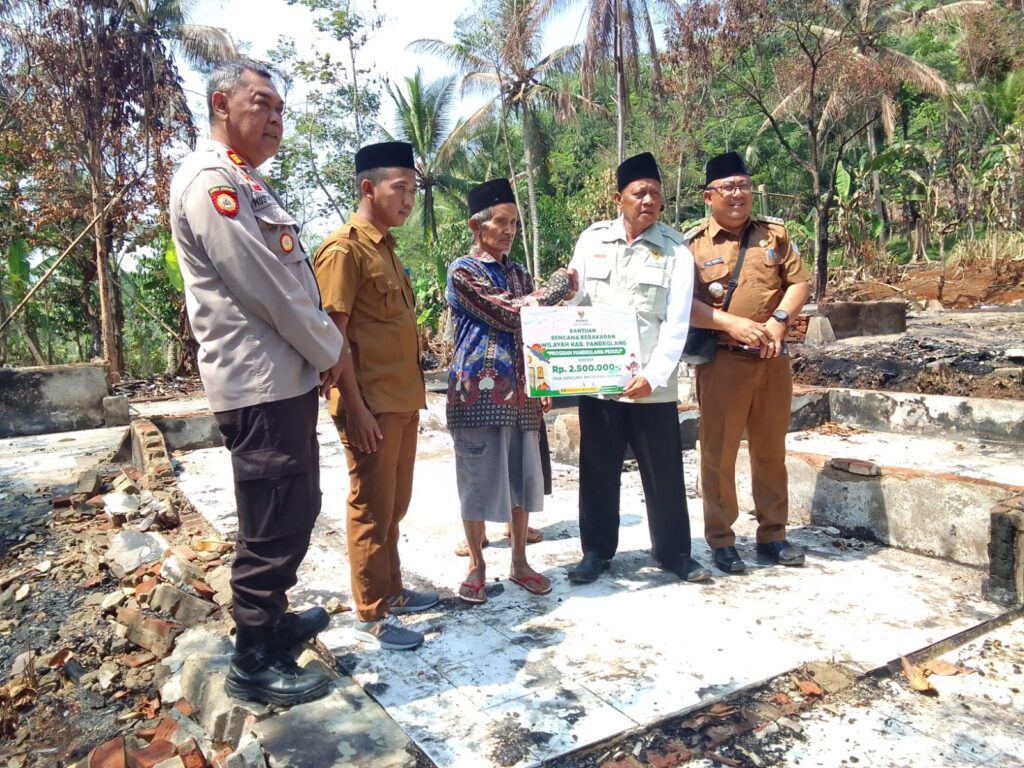 Kapolsek Bojong dan Camat Bojong Memberikan Pendampingan dalam Penyaluran Bansos 3 WhatsApp Image 2023 10 17 at 12.28.48