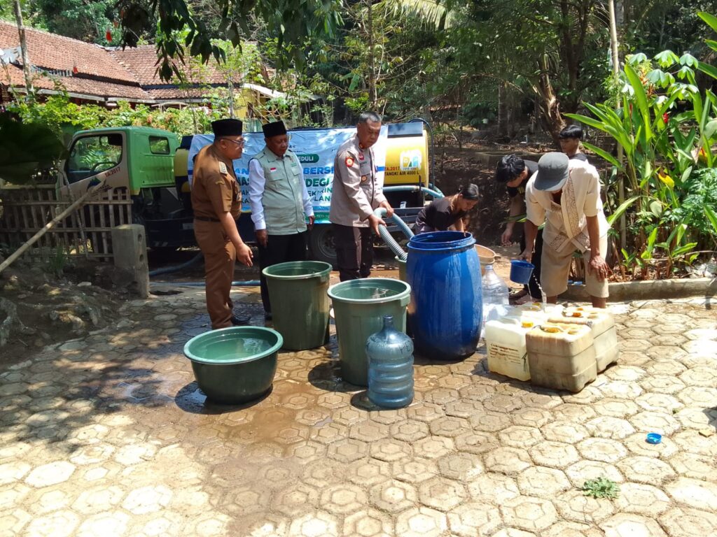 Polsek Bojong Berkolaborasi Salurkan Bantuan Air Bersih kepada Warga yang Dilanda Kekeringan 4 WhatsApp Image 2023 10 17 at 12.42.12