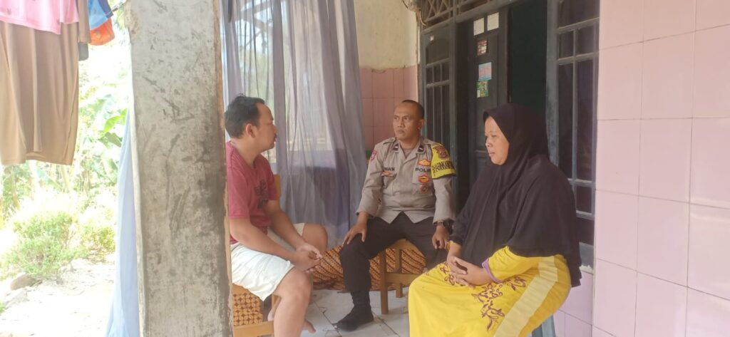 Bhabinkamtibmas Polsek Pandeglang Menguatkan Kehadiran Polisi di Wilayah Kp. Pakuhaji Tengah 5 WhatsApp Image 2023 10 17 at 12.45.27