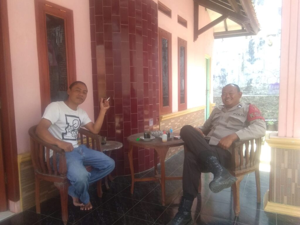 Polsek Menes Sambangi Warga dan Ajak Untuk Patuhi Aturan Lalulintas 7 WhatsApp Image 2023 10 17 at 13.26.28