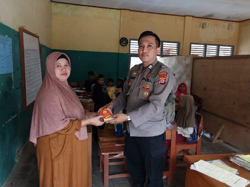 Bhabinkamtibmas Polsek Jiput Serahkan Bantuan Buku untuk Murid MDA Al-khaeriyah 10 WhatsApp Image 2023 10 17 at 14.29.55