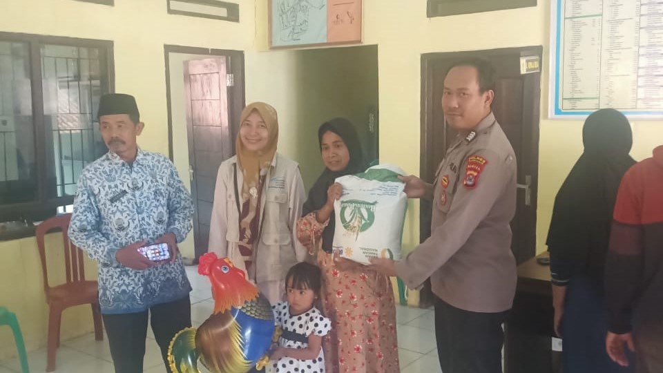 Polsek Pulosari Kawal Penyaluran Cadangan Beras Pemerintah Tahap II Tahun 2023 1 WhatsApp Image 2023 10 17 at 14.47.21