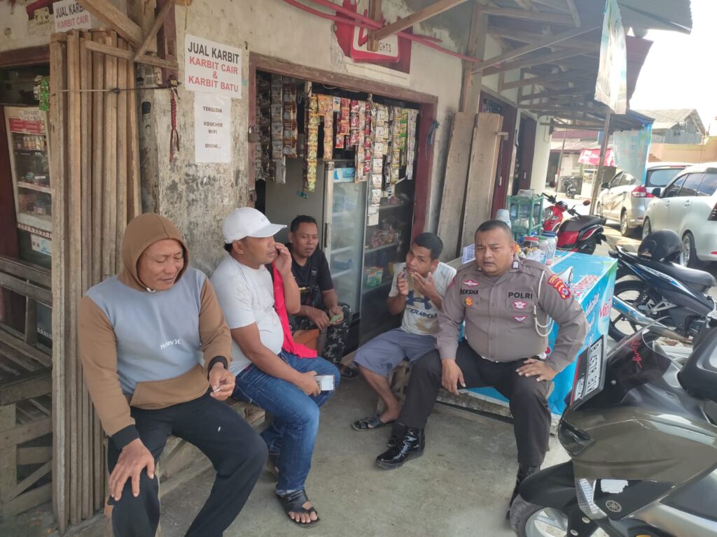 Polsek Cibaliung Melaksanakan Door to Door Sambang ke Masyarakat untuk Perkuat Hubungan dan Berikan Himbauan Kamtibmas 2 WhatsApp Image 2023 10 17 at 14.50.27