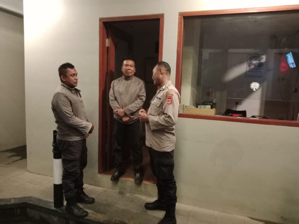 Polsek Carita Gencar Lakukan Patroli Malam untuk Mencegah Penyakit Masyarakat 7 WhatsApp Image 2023 10 18 at 09.55.10