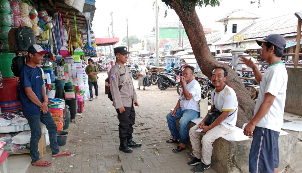 Polsek Menes Tingkatkan Patroli untuk Mengantisipasi Copet dan Pungli di Pasar Tradisional 1 WhatsApp Image 2023 10 18 at 19.30.12