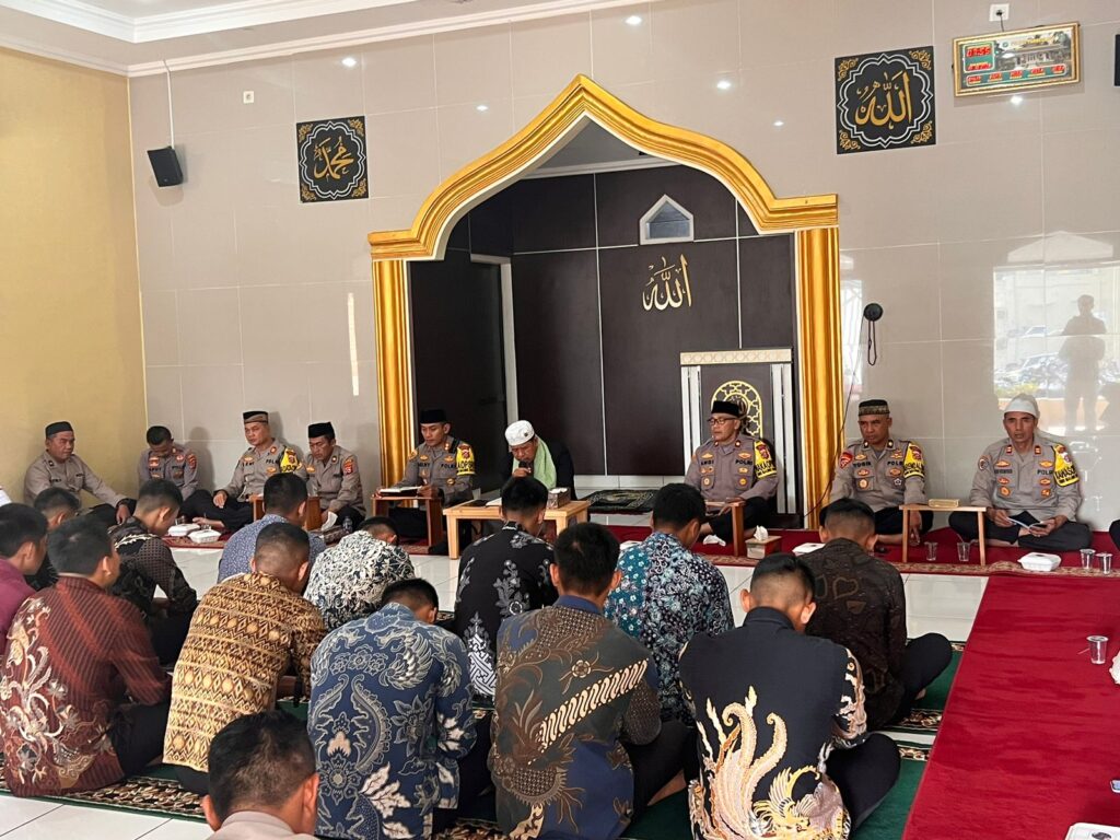 Polres Pandeglang Gelar Pengajian dan Tausiyah untuk Pembinaan Mental dan Spiritual 6 WhatsApp Image 2023 10 19 at 10.10.26