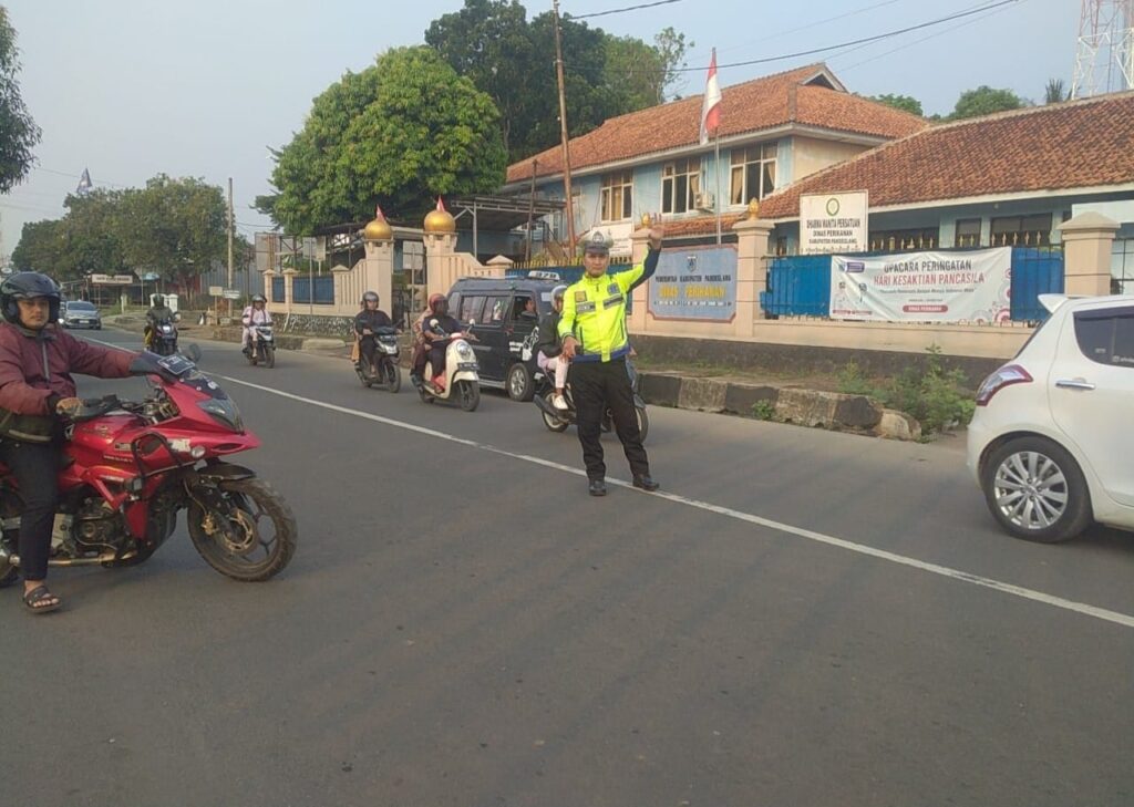 Polsek Pandeglang Memelihara Kondisi Lalu Lintas untuk Keharmonisan dan Keamanan Masyarakat 7 WhatsApp Image 2023 10 19 at 10.15.01