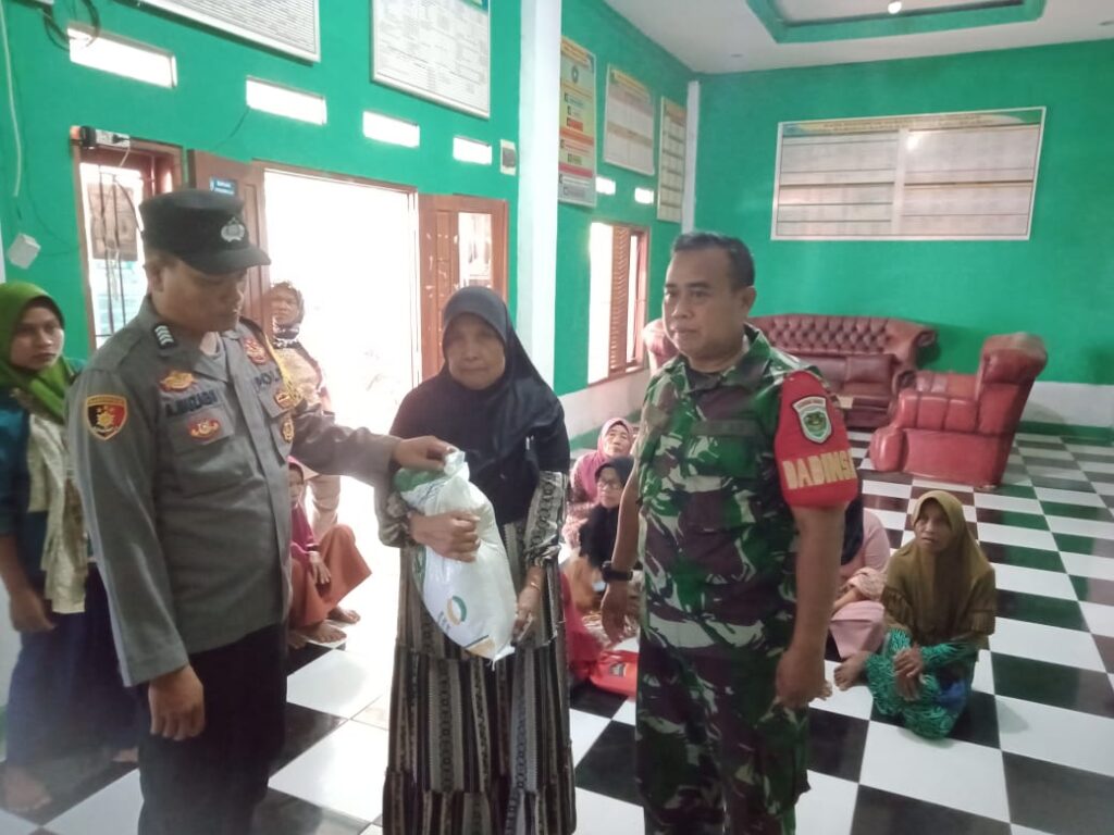 Polsek Pagelaran Ikut Serta dalam Pendistribusian Bantuan Pangan Beras di Kecamatan Pagelaran 9 WhatsApp Image 2023 10 19 at 10.35.55