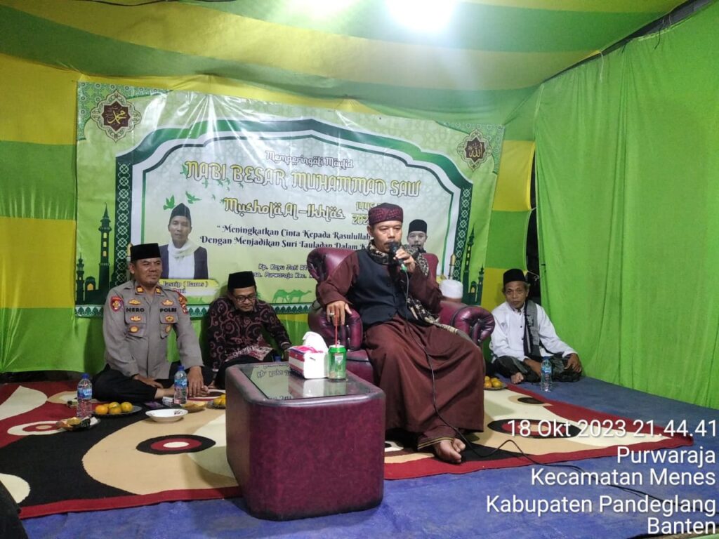 Peringatan Maulid Nabi Muhammad SAW di Mushola Al Ikhlas, Kapolsek Menes Ajak Masyarakat Peduli Lingkungan dan Keamanan 1 WhatsApp Image 2023 10 19 at 19.09.04