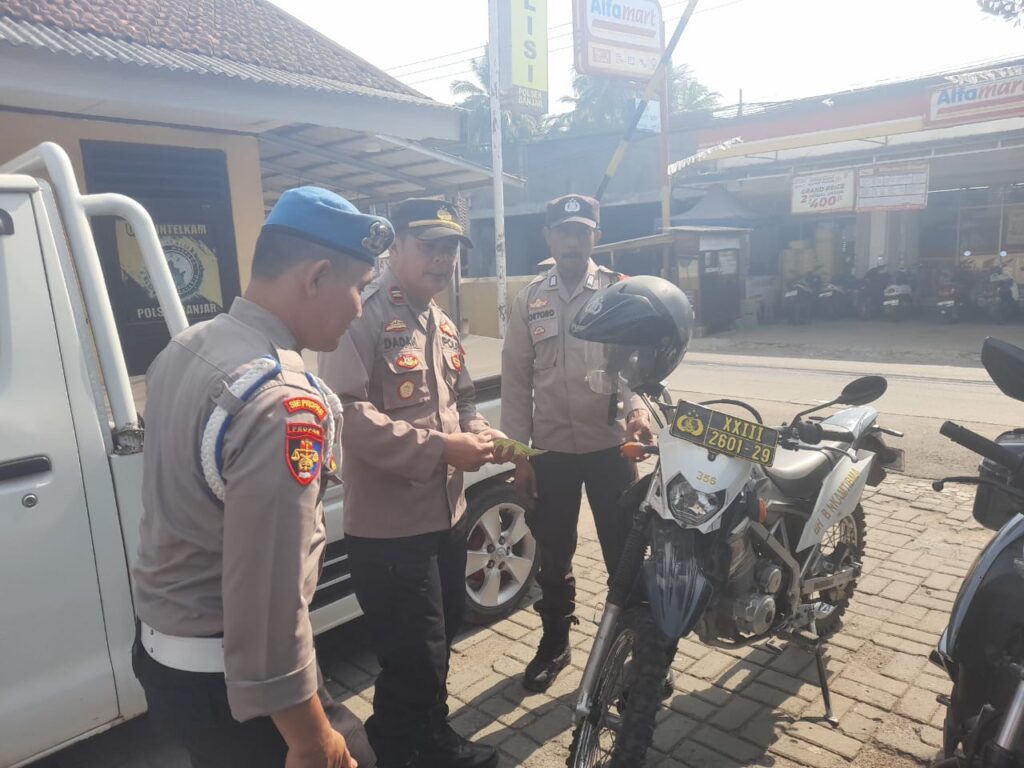 Kapolsek Banjar Jalankan Pemeriksaan Ketat pada Kendaraan Dinas Polsek Banjar 4 WhatsApp Image 2023 10 19 at 19.22.39