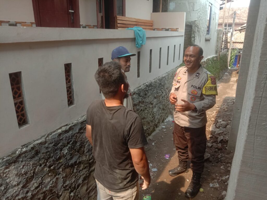 Bhabinkamtibmas Polsek Pandeglang Silaturahmi dengan Warga di Kp. Pakuhaji Girang, Kel. Pagerbatu 4 WhatsApp Image 2023 10 19 at 19.37.20