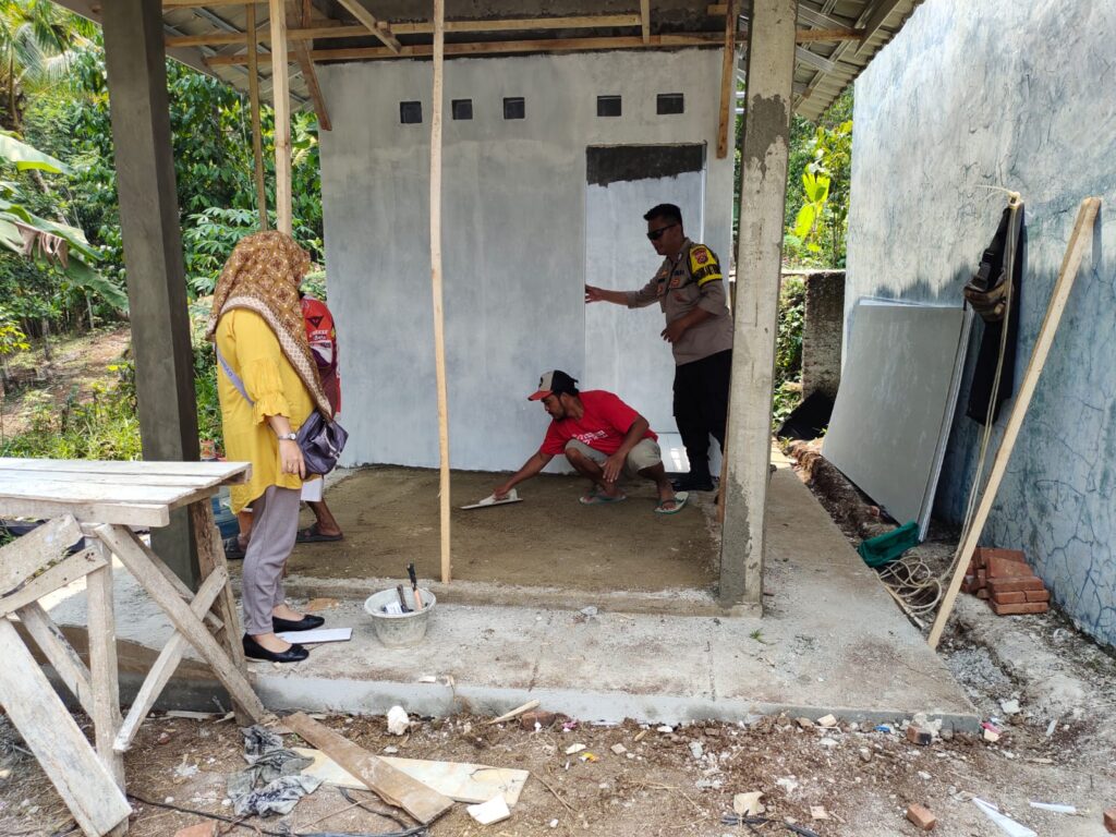 Bhabinkamtibmas Polsek Pandeglang Monitoring Pembangunan Posyandu 6 WhatsApp Image 2023 10 19 at 19.41.56