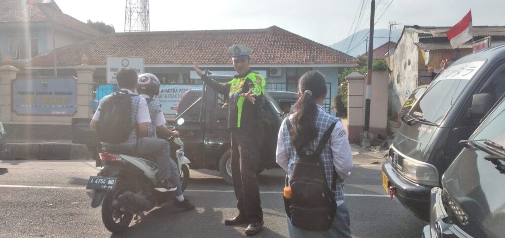 Polsek Pandeglang gelar Strong Point Pengaturan Lalulintas Guna Ciptakan Harkamtibmas yang Aman dan Tertib 9 WhatsApp Image 2023 10 19 at 19.48.15