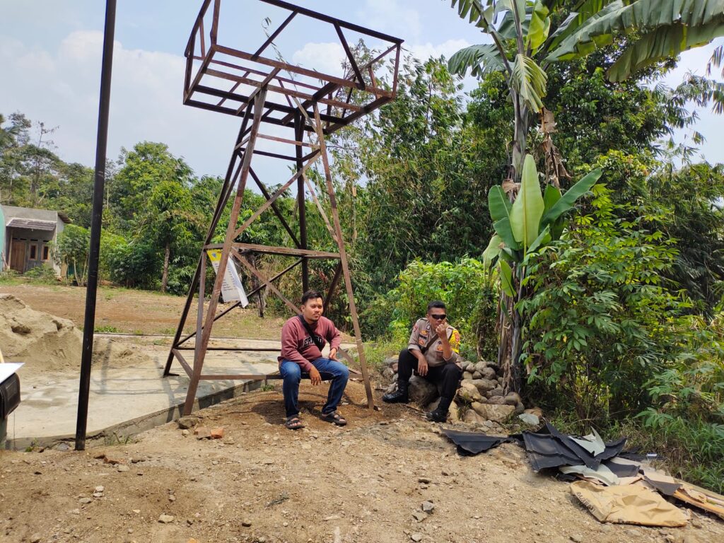 Bhabinkamtibmas Polsek Pandeglang Sambangi Warga dan Ajak Masyarakat Waspada 3 WhatsApp Image 2023 10 20 at 13.18.08