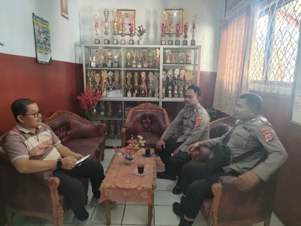 Bhabinkamtibmas Polsek Pulosari Terus Dekatkan Diri dengan Warga 2 WhatsApp Image 2023 10 20 at 13.21.08