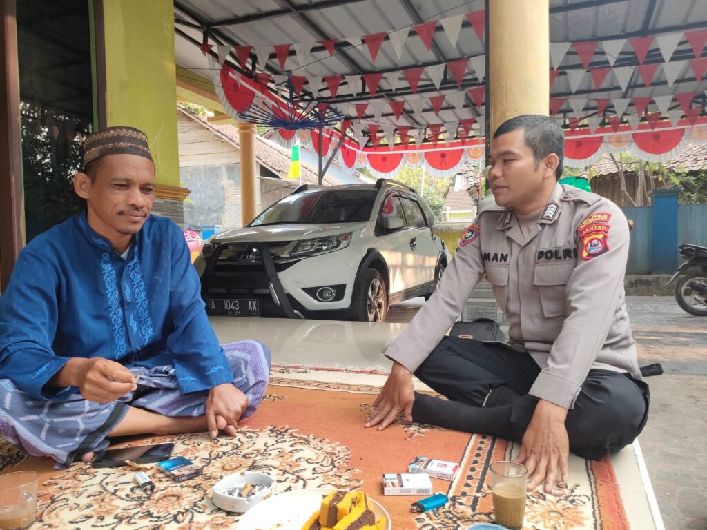 Bhabinkamtibmas Polsek Pulosari Melakukan Sambang dan Silaturahmi di Desa Karyawangi 1 WhatsApp Image 2023 10 20 at 13.24.52