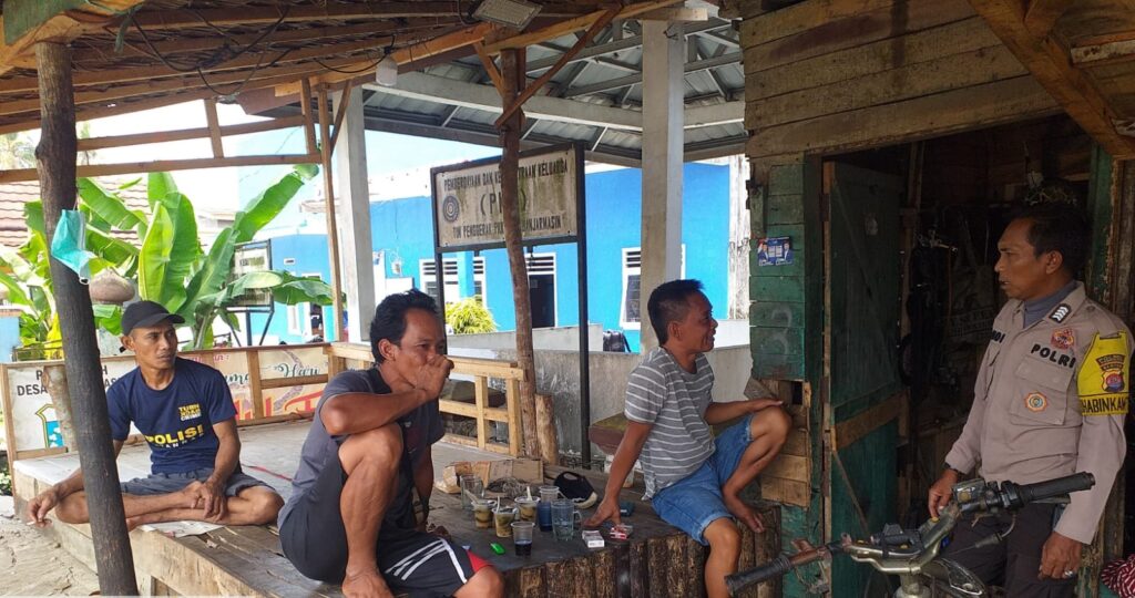 Polsek Carita Sambangi Warga di Desa Banjarmasin untuk Tingkatkan Keamanan dan Ketertiban 7 WhatsApp Image 2023 10 20 at 13.50.44