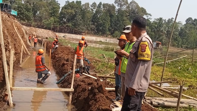 Bhabinkamtibmas Polsek Cikedal Sambangi Pekerja Bangunan Situ Gonggong 9 WhatsApp Image 2023 10 20 at 14.01.43