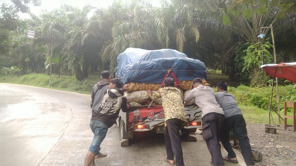Kanit Sabhara Polsek Munjul Bantu Mendorong Mobil di Tanjakan 2 WhatsApp Image 2023 10 20 at 14.25.58