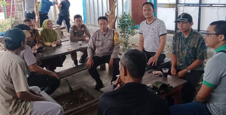 Bhabinkamtibmas Polsek Pandeglang Bantu Penyelesaian Masalah Tumbangnya Pohon 3 WhatsApp Image 2023 10 20 at 14.29.58