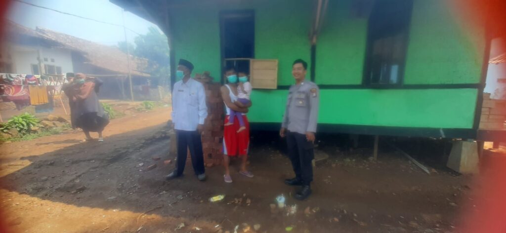 Bhabinkamtibmas Polsek Cimanuk Terus Meningkatkan Kedekatan dengan Warga 4 WhatsApp Image 2023 10 20 at 14.58.09
