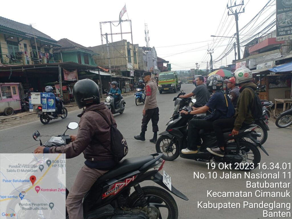 Personil Polsek Cimanuk Berikan Pelayanan Unggul dengan Pengaturan Lalu Lintas 5 WhatsApp Image 2023 10 20 at 15.04.39